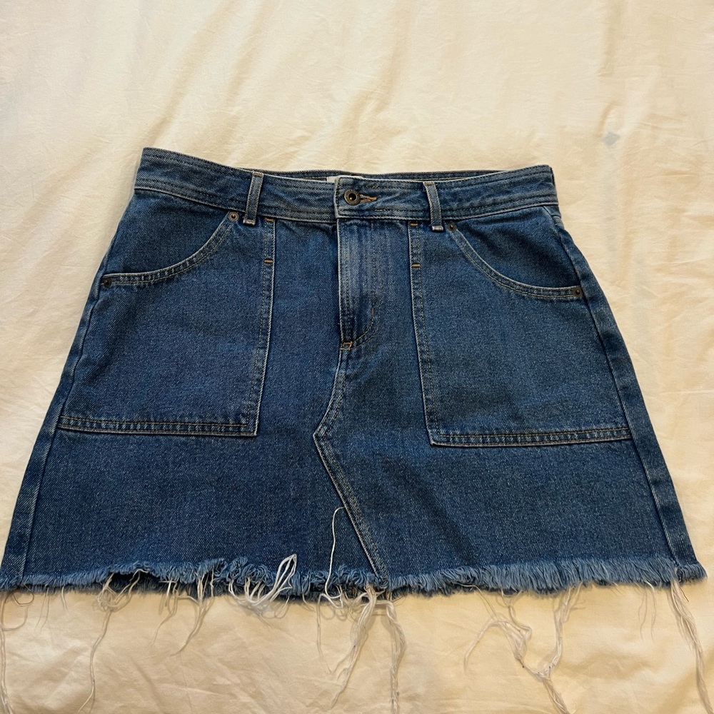 High-wasted jean skirt with frayed bottom